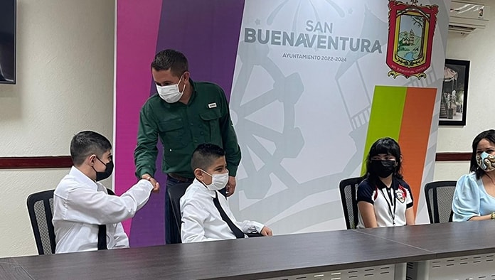 El profe Hugo Iván Lozano Sánchez ofreció un convivio entre los  alumnos  de sexto grado.