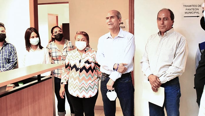 El alcalde Dr. Mario Dávila, junto con el director de Desarrollo Social, Everardo Rodríguez, dialogaron con los trabajadores asignados a este departamento.