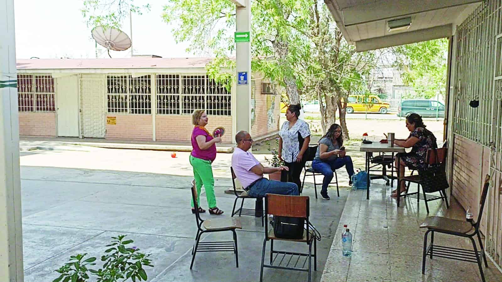 Los docentes se quedaron en el plantel, pues los alumnos fueron regresados a sus domicilios pero ellos cumplieron con su día de trabajo normal.