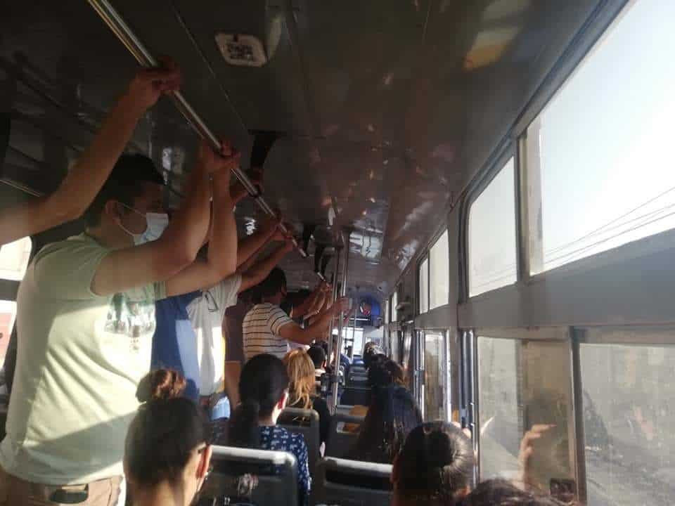 Los usuarios aseguran que las unidades tardan hasta una hora en pasar y cuando lo hacen van repletos de personas, por lo que ni siquiera les permiten subir.