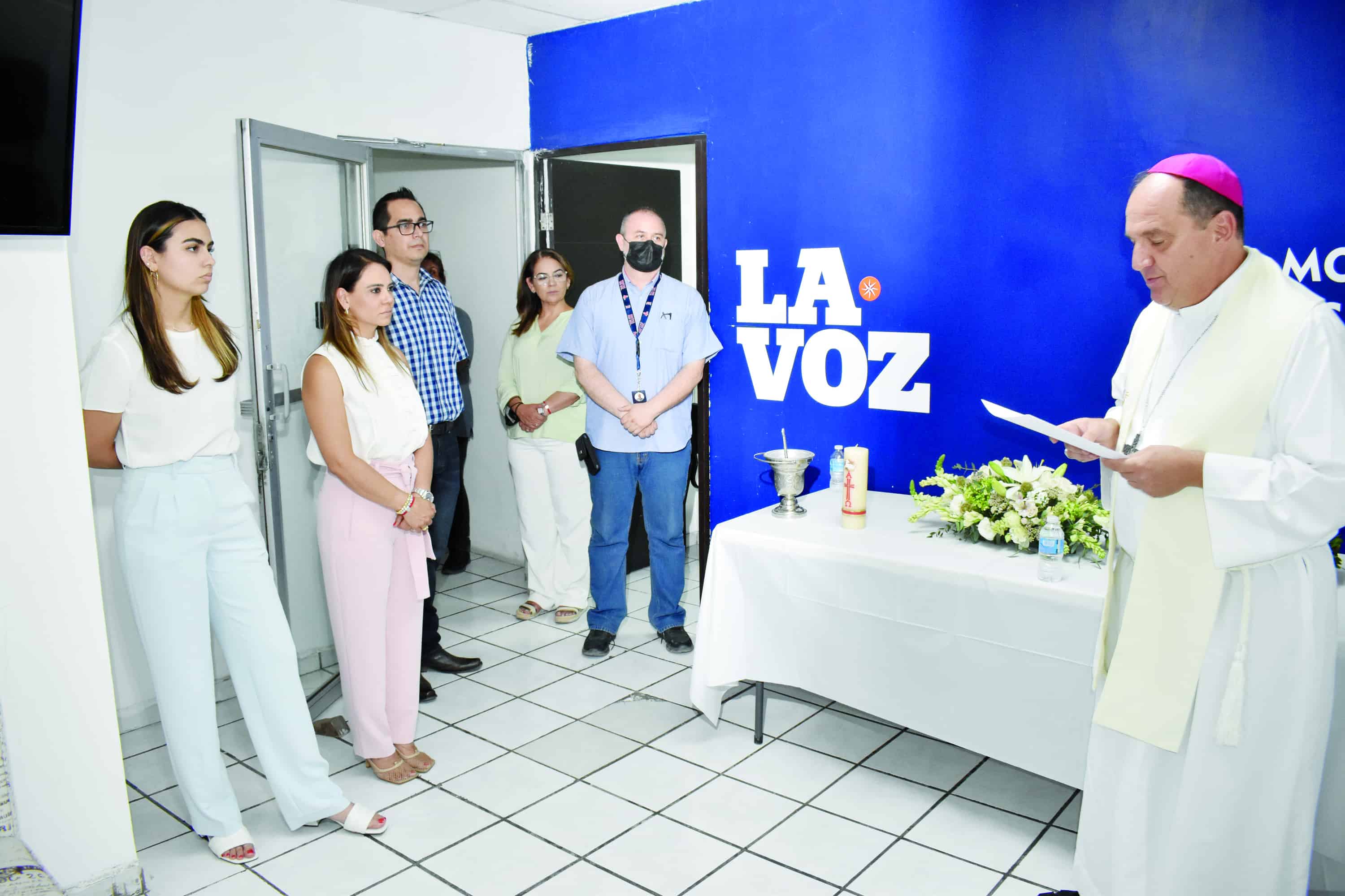 El Obispo Hilario González fue recibido por la directora general de GIK, Laila Kamar Gómez.