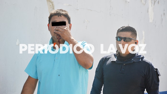 Le rompe la...boca a su papá