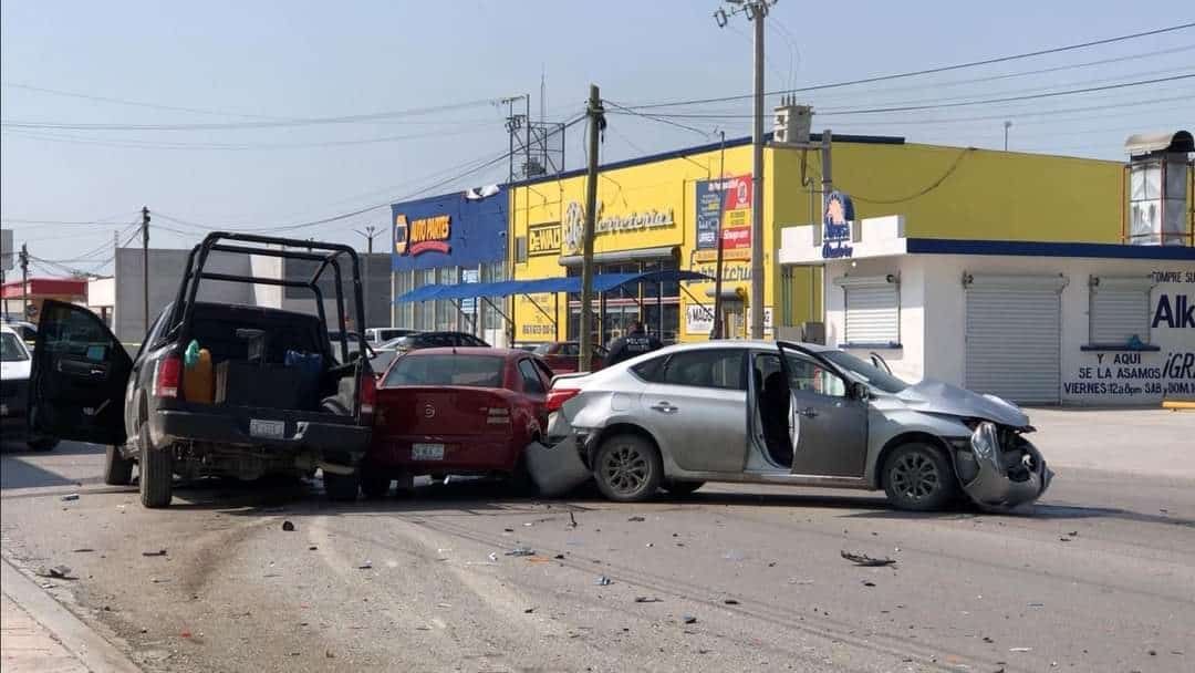 Una mujer lesionada fue el saldo de un choque múltiple en la colonia Los Pinos.
