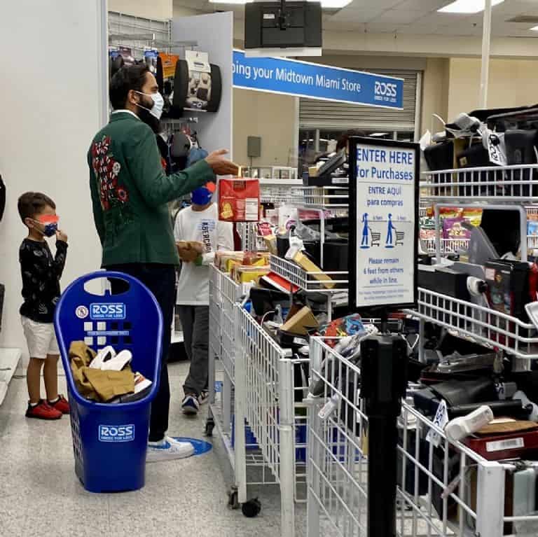 ¿Y Gucci?; Captan a Carlos Muñoz comprando en Ross