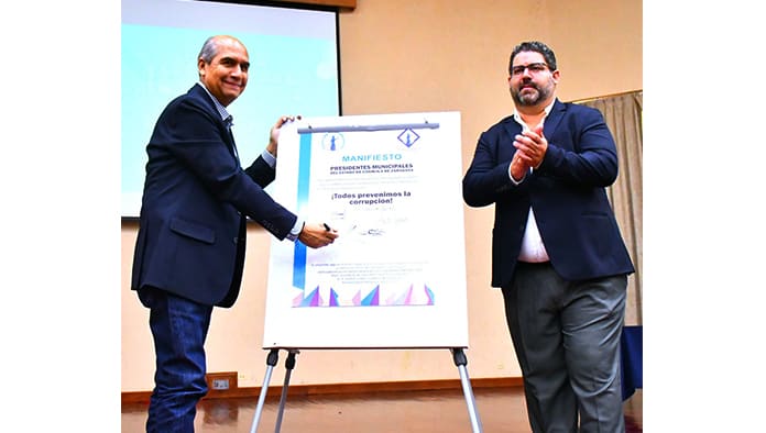 Momento en que el alcalde firma el manifiesto, para la prevención de la corrupción.