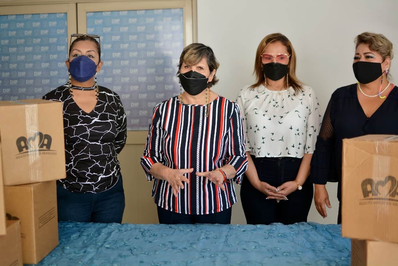 La presidenta honoraria del DIF, doctora Leticia Carrillo de Dávila hizo entrega simbólica de despensas del programa AMA.