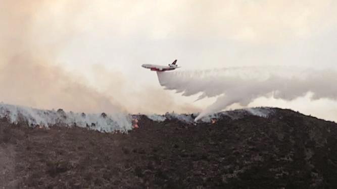 Realiza DC-10 descarga en incendio de Santa Rosa