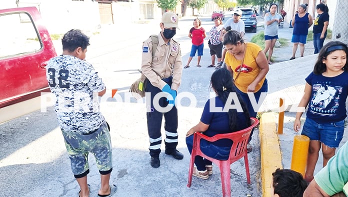 Choca taxista a embarazada