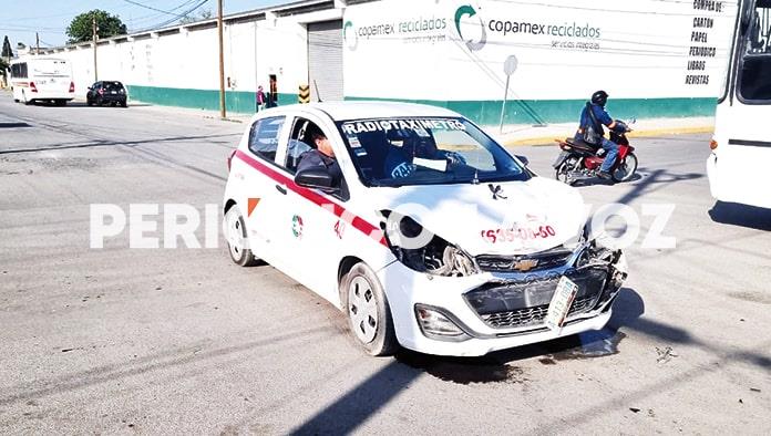 Choca taxista a embarazada