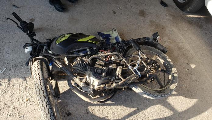 Choca su moto contra vehículo y no asume su responsabilidad.