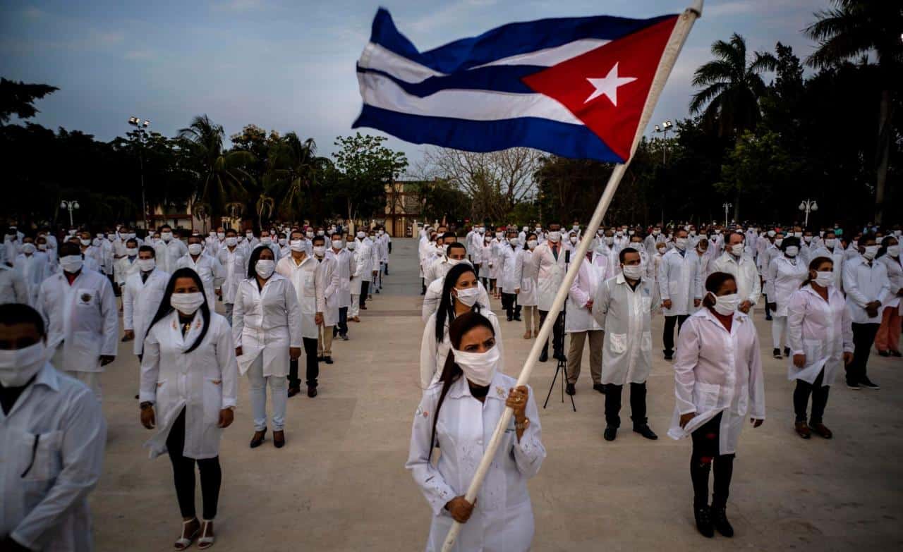 “¡Que se vayan al carajo!? ;AMLO defiende a médicos cubanos