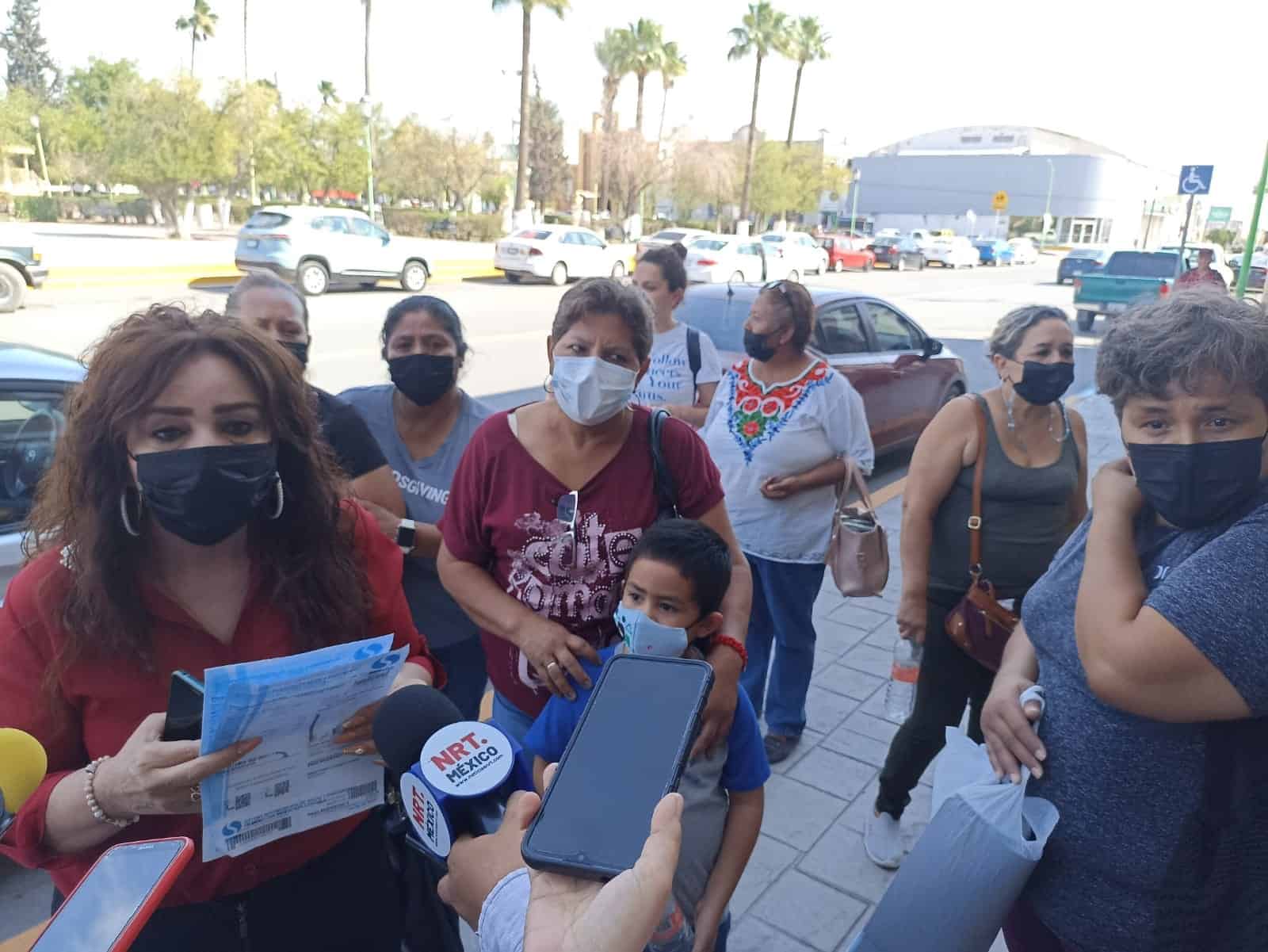Se manifiestan habitantes de diversas colonias del municipio, quienes exigieron al SIMAS abran las llaves del agua debido a que aseguran llegan con muy poca presión.