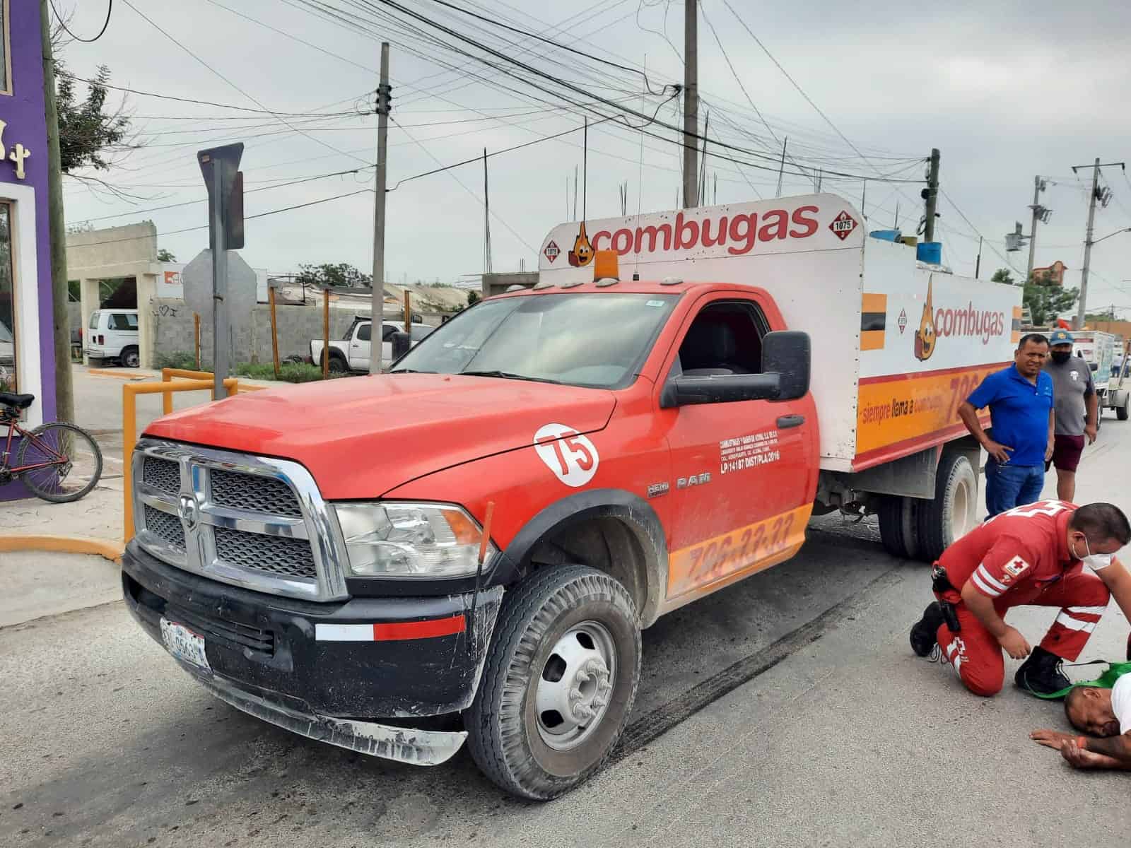 Por descuido, embiste camión de gas a ‘Don’ en su bicicleta