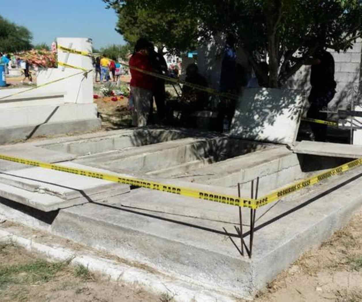 Pisan tumbas y estas colapsan