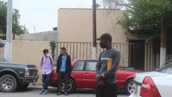 Nos tratan como perros; Se quejan migrantes