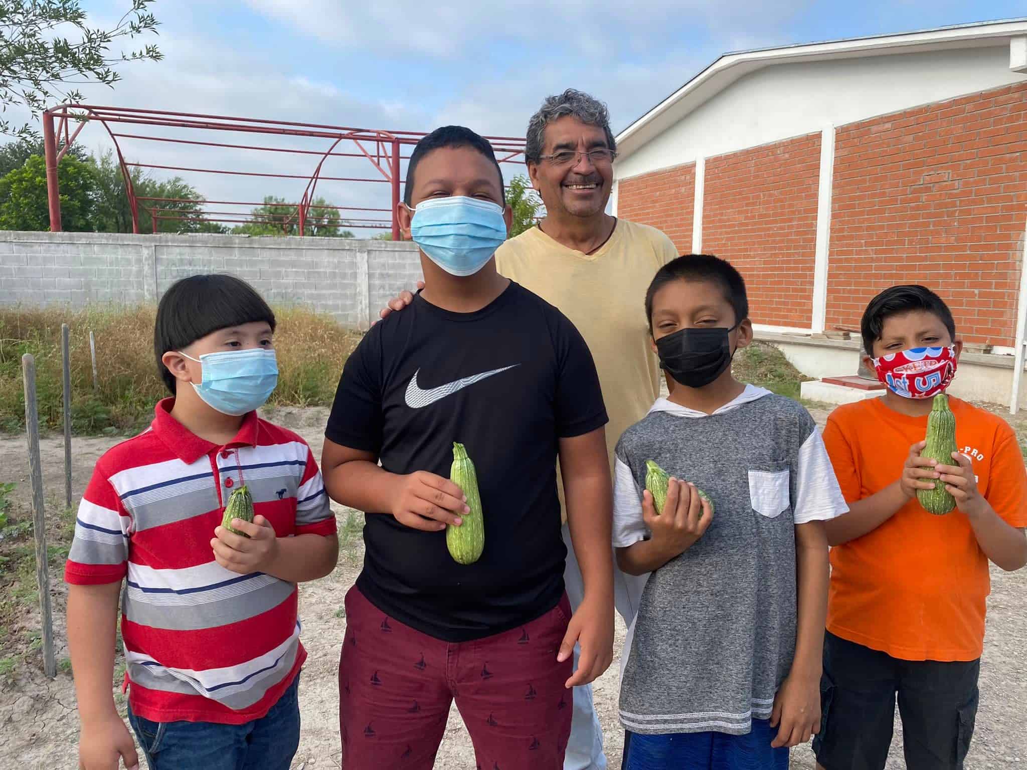 Cosechan alumnos CAM sus primeras calabazas