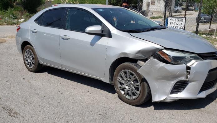 Despistada conductora evade alto Y colisiona