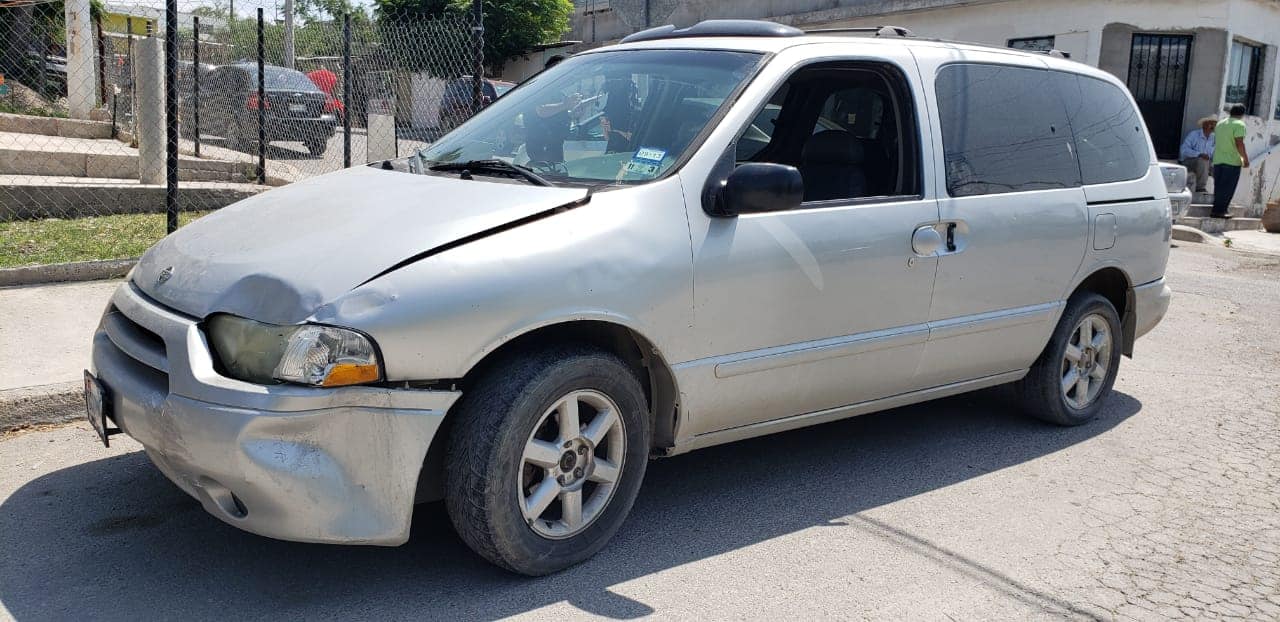 Despistada conductora evade alto Y colisiona