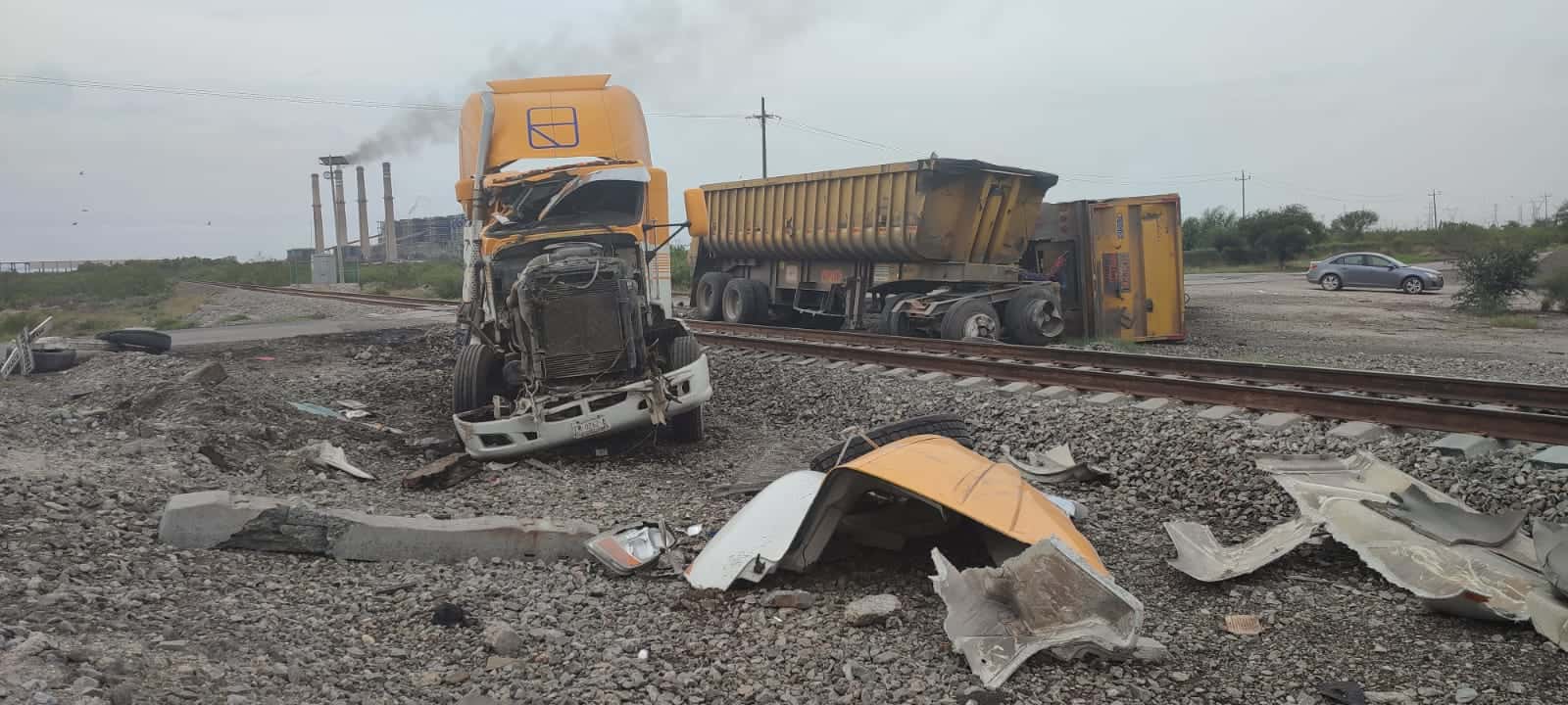 Embiste tren a camión carbonero en Nava