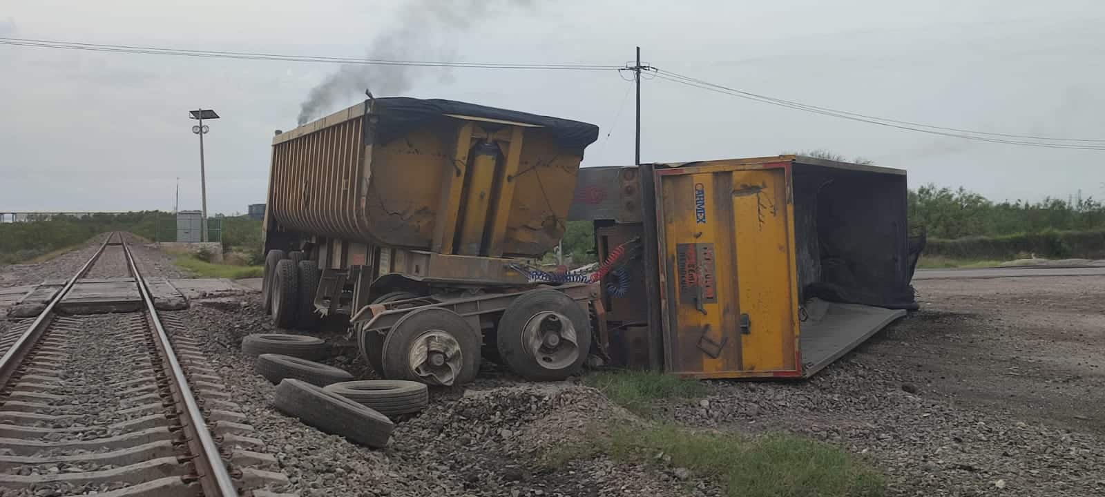 Embiste tren a camión carbonero en Nava