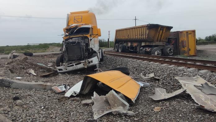 Embiste tren a camión carbonero en Nava