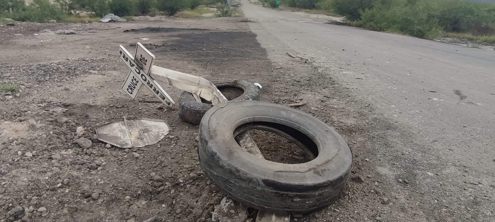 Embiste tren a camión carbonero en Nava
