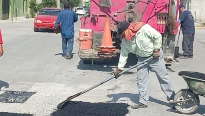Mario Linaje, jefe del departamento de Bacheo, dijo que trabajan en coordinación con el SIMAS, para responder con rapidez, durante las reparaciones.