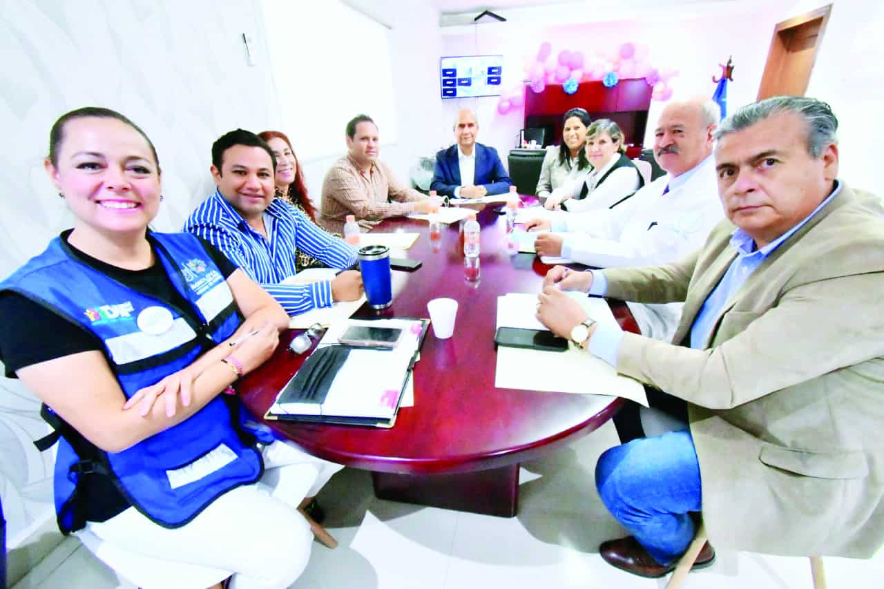 El presidente municipal, doctor Mario Dávila Delgado presidió una reunión de trabajo con directivos de DIF Monclova.