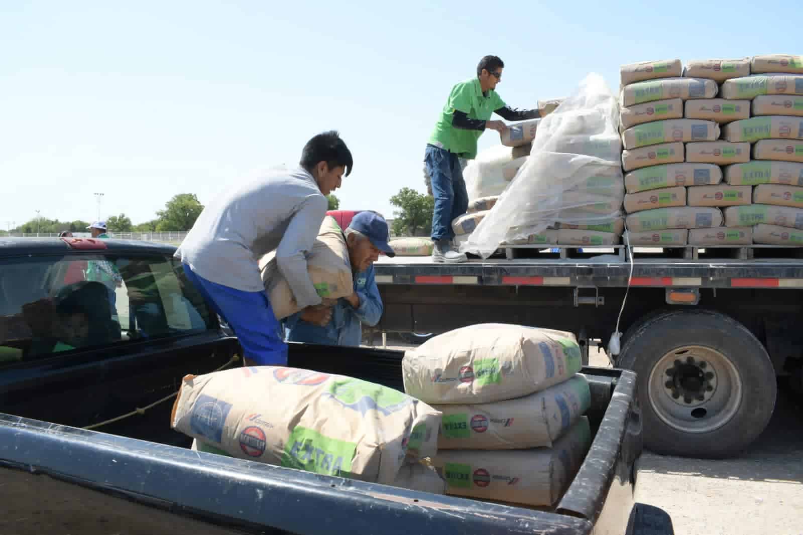 Aprovechan navenses cemento a bajo costo del banco de materiales