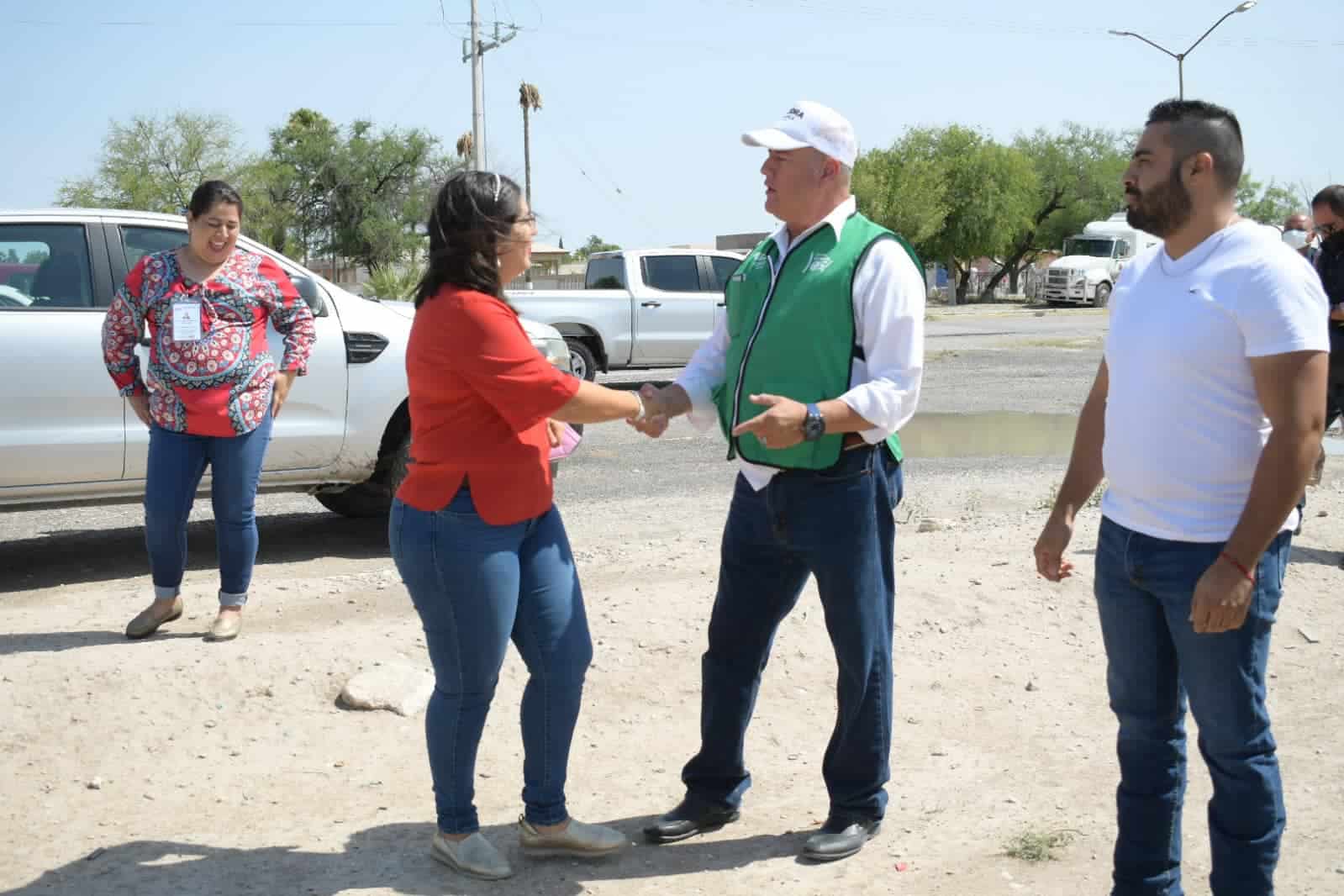 Aprovechan navenses cemento a bajo costo del banco de materiales
