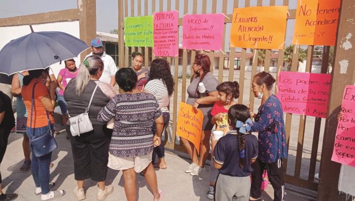 Toman padres escuela Eulalio