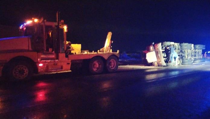 Vuelca tráiler en carretera 57