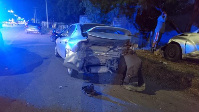 Destroza auto estacionado
