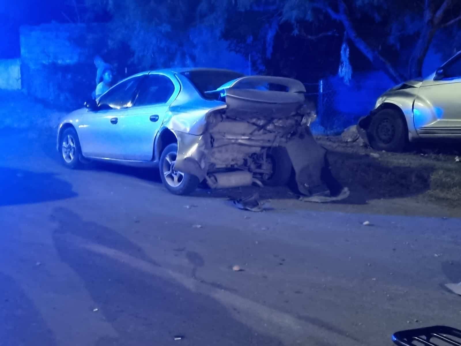 Destroza auto estacionado