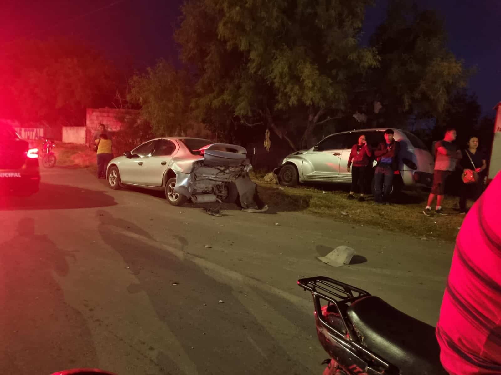 Destroza auto estacionado