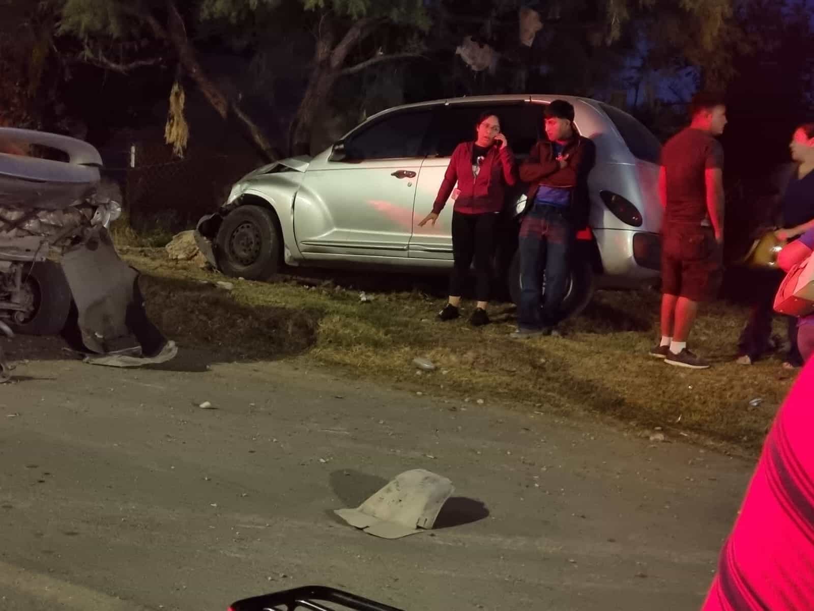 Destroza auto estacionado