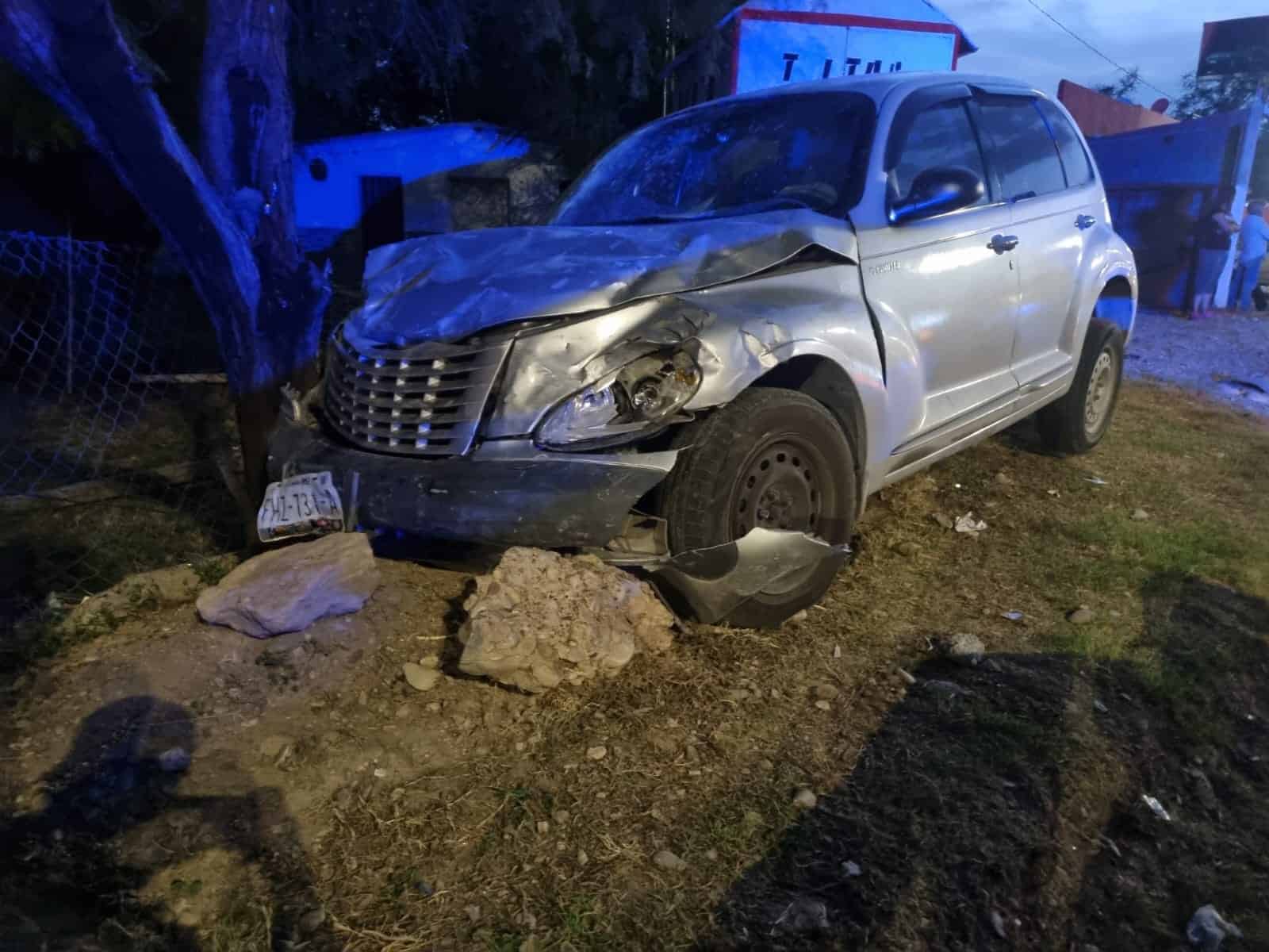 Destroza auto estacionado
