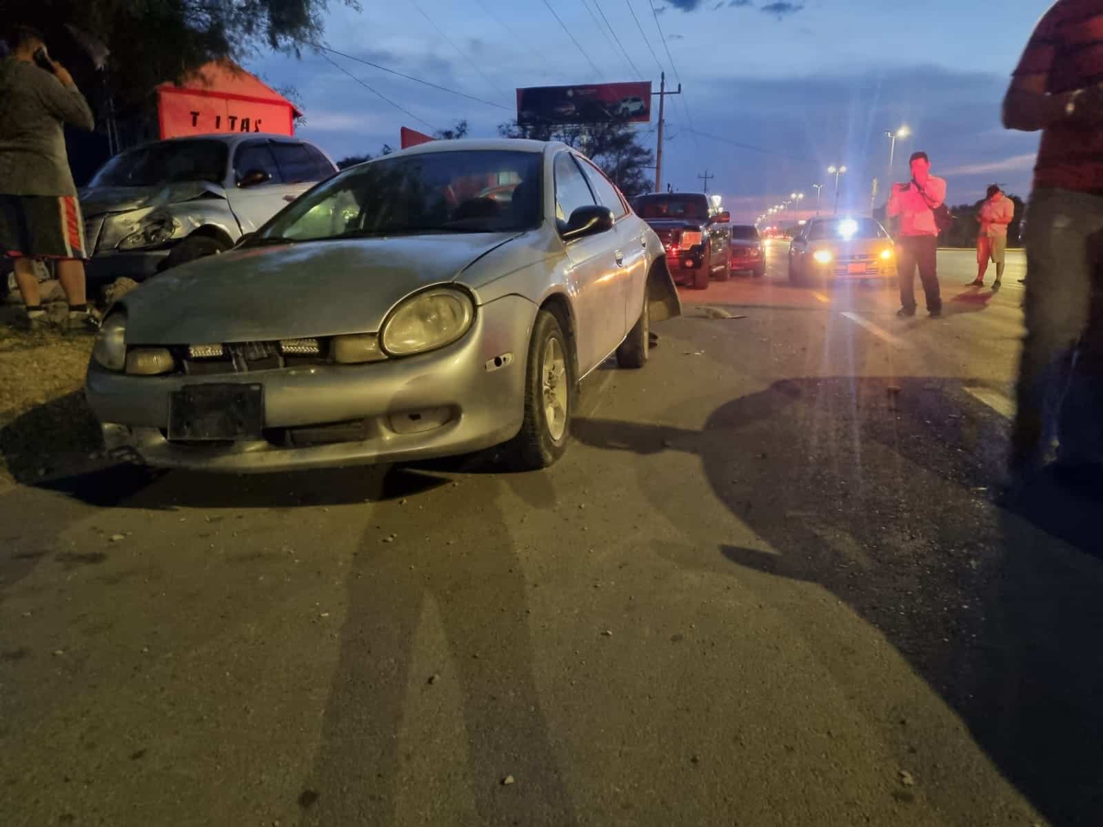 Destroza auto estacionado
