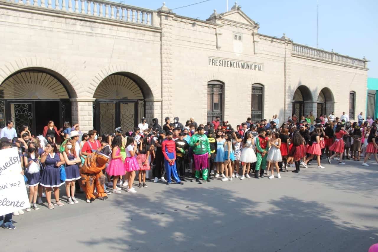 Festeja San Buena con desfile chusco