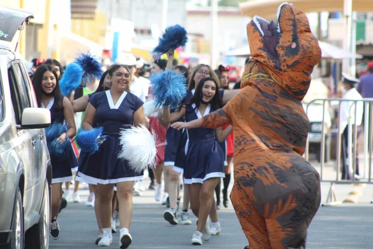 Festeja San Buena con desfile chusco