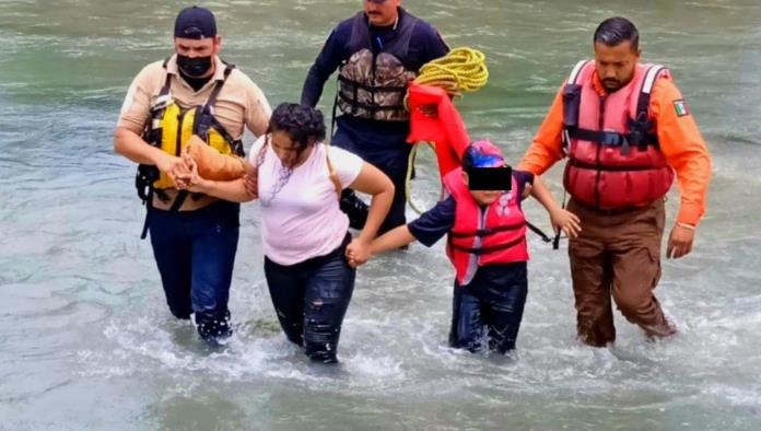 Salvan a madre e hijo de morir ahogados en el río Bravo