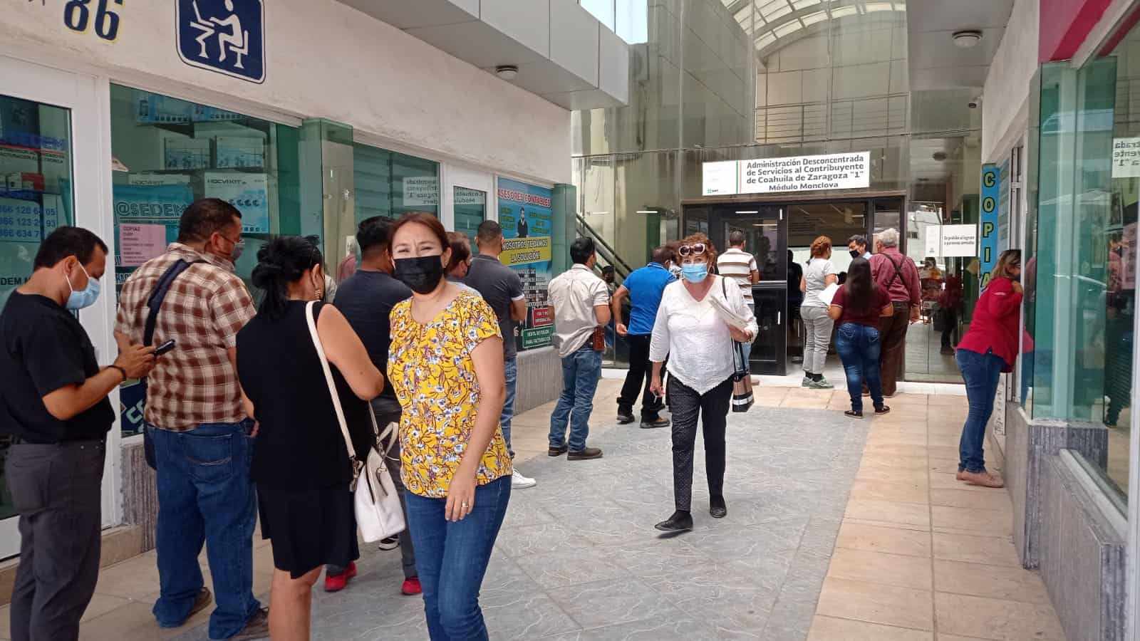 El módulo del SAT en Monclova registra largas filas.
