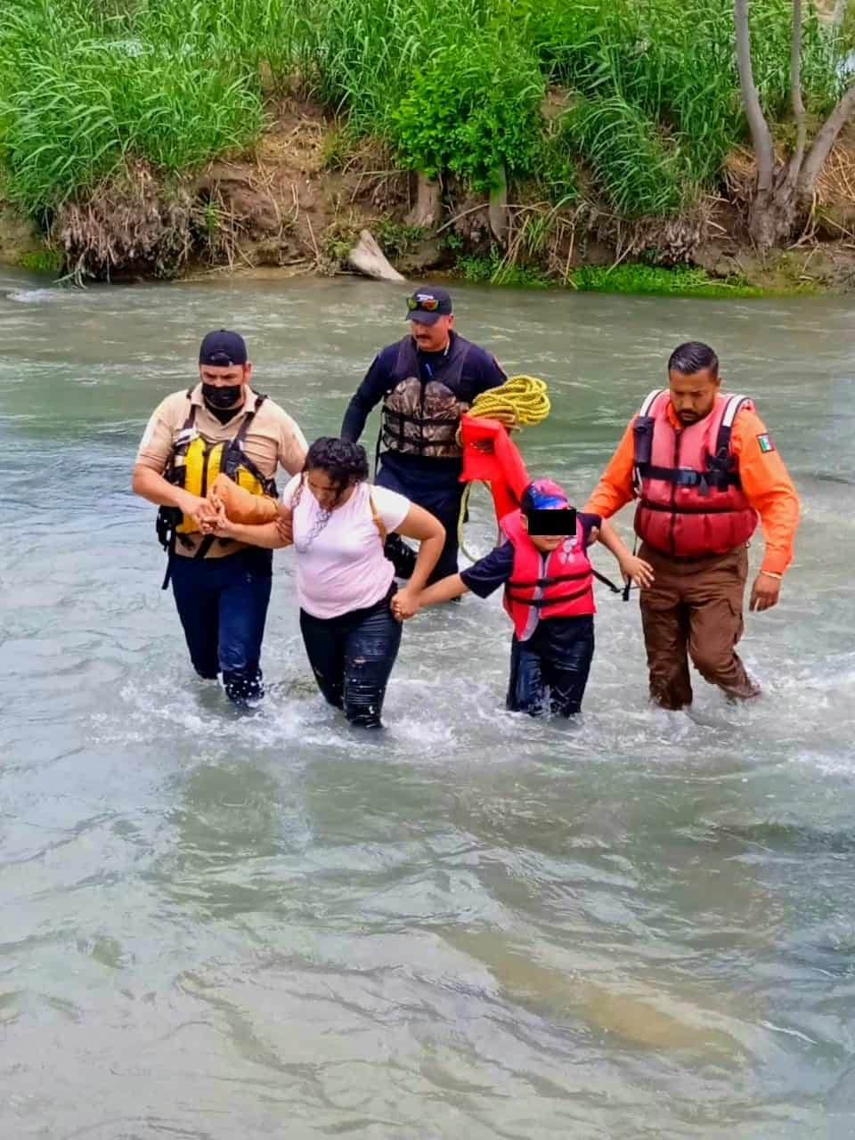 Salvan a madre e hijo de morir ahogados en el río Bravo