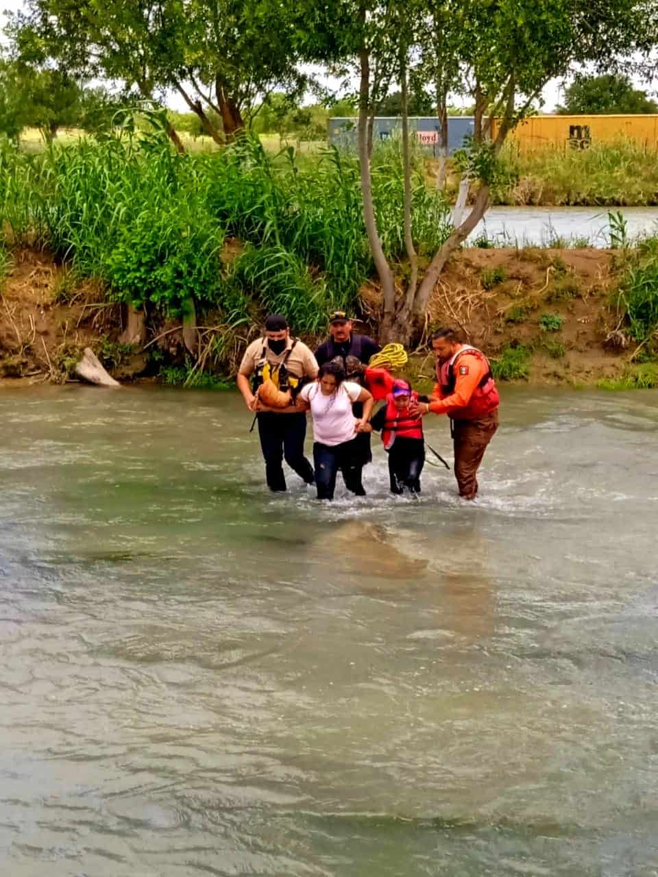 Salvan a madre e hijo de morir ahogados en el río Bravo