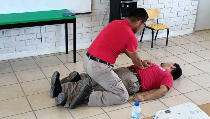 Capacitan a docentes en primeros auxilios del CAM 40