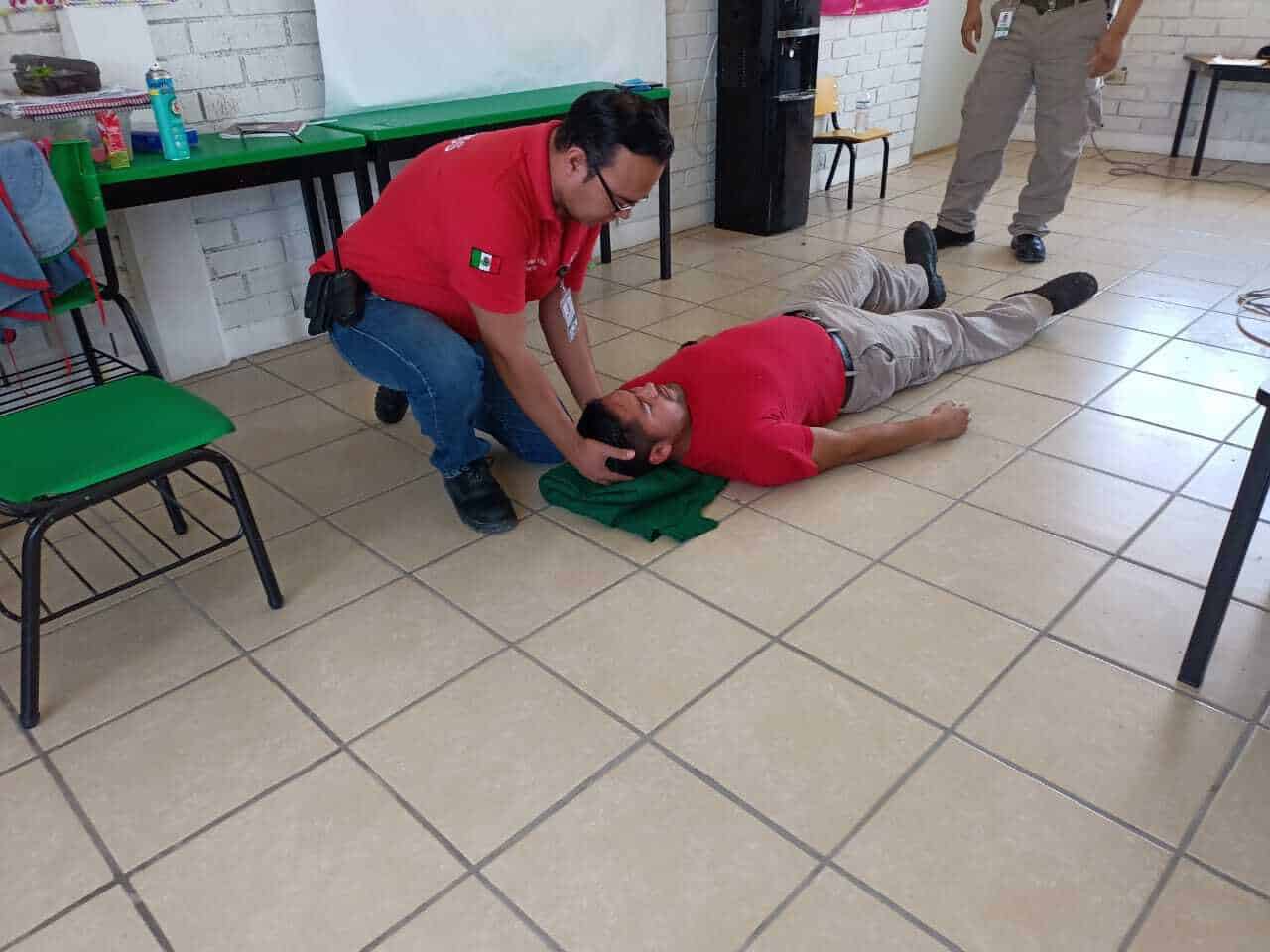 Capacitan a docentes en primeros auxilios del CAM 40
