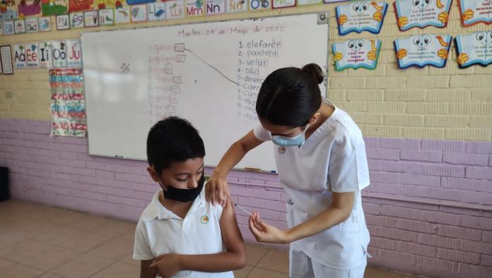 Vacunan con triple viral a alumnos de primaria en V. Carranza y Río Escondido