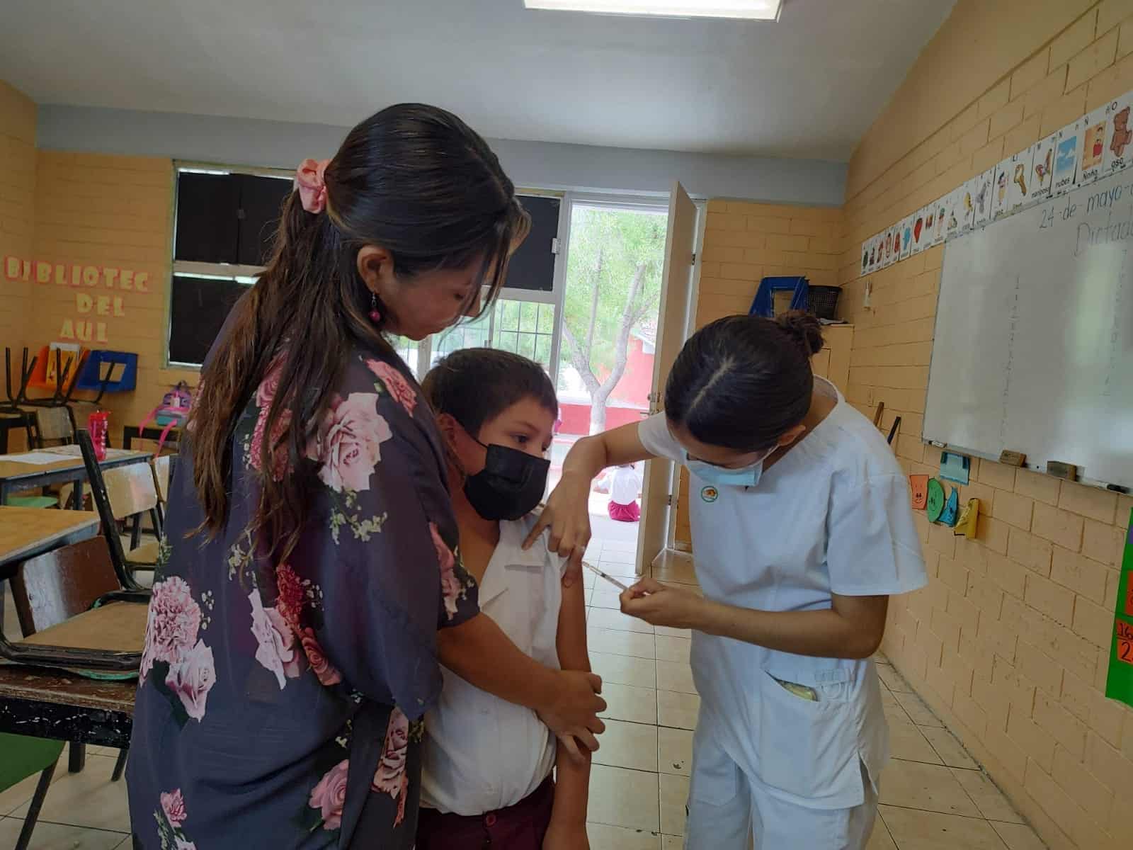 Vacunan con triple viral a alumnos de primaria en V. Carranza y Río Escondido