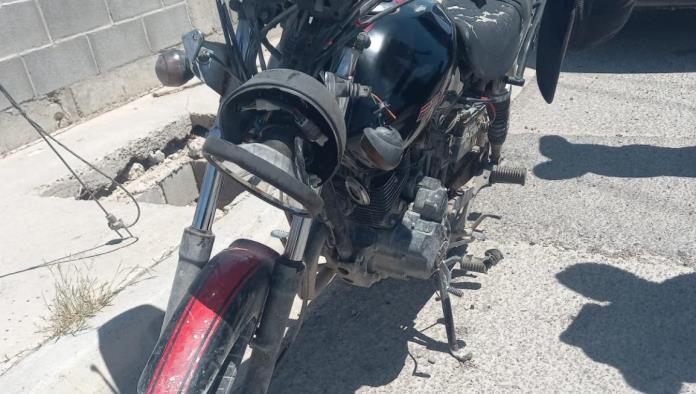 Se le atraviesa camioneta y lo choca
