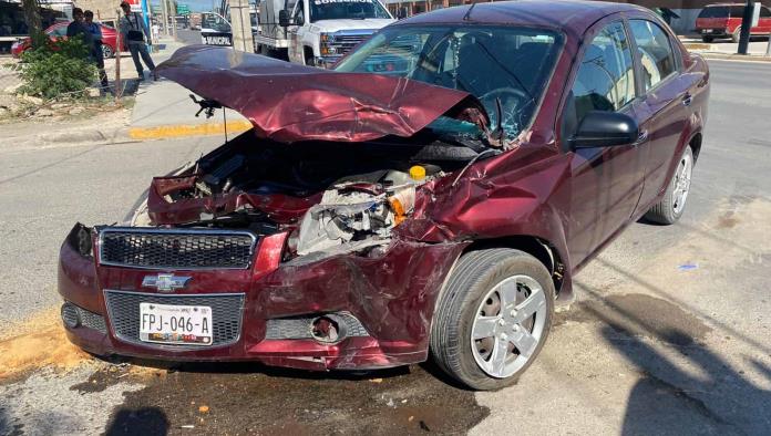 Despistado conductor causa choque al atravesarse